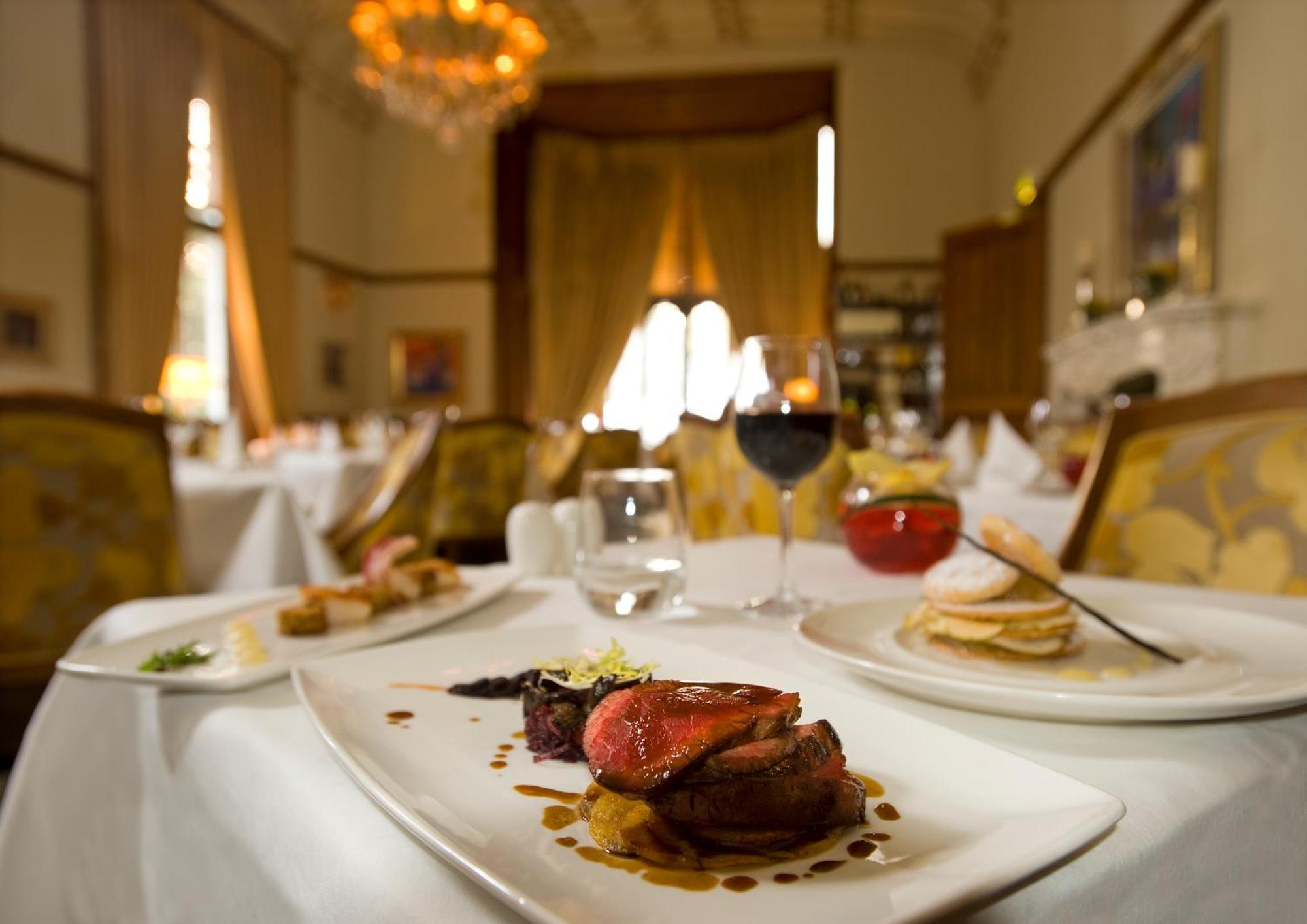 Mar Hall Golf & Spa Resort Bishopton  Buitenkant foto A meal at the restaurant